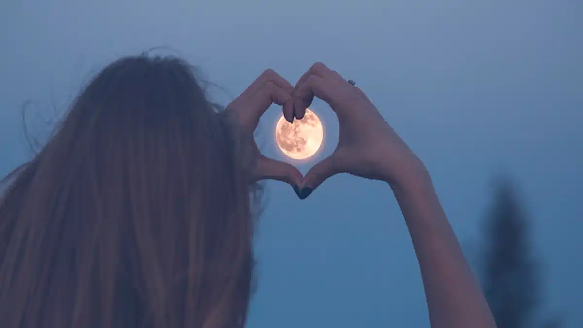 La nouvelle Lune laissera des changements positifs dans la vie de 5 femmes du zodiaque